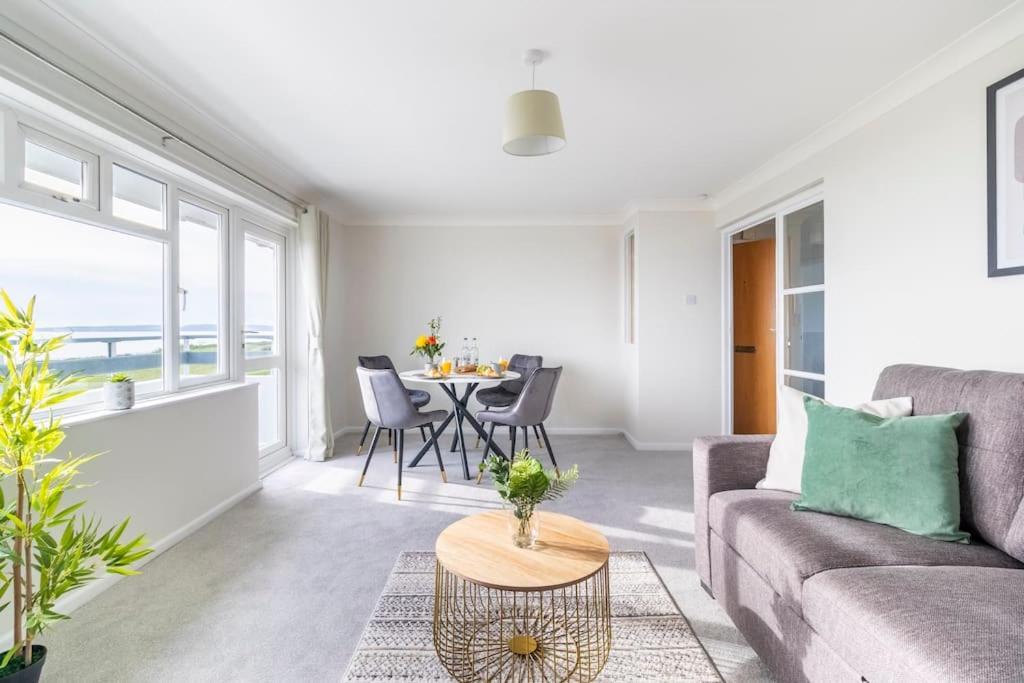 Wow! Seaview Beach Apartment Sleeps 6-Free Parking Bornemouth Extérieur photo