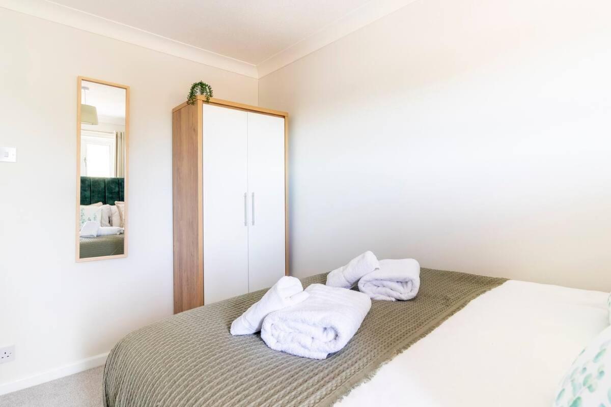 Wow! Seaview Beach Apartment Sleeps 6-Free Parking Bornemouth Extérieur photo